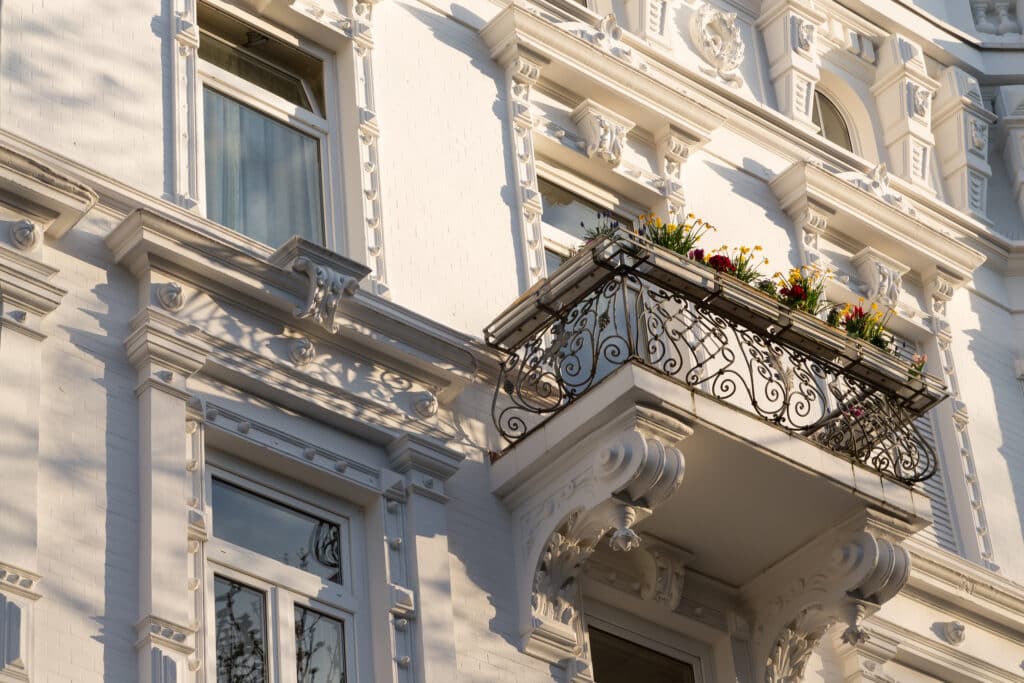 Blumenbalkon an weißem Altbau