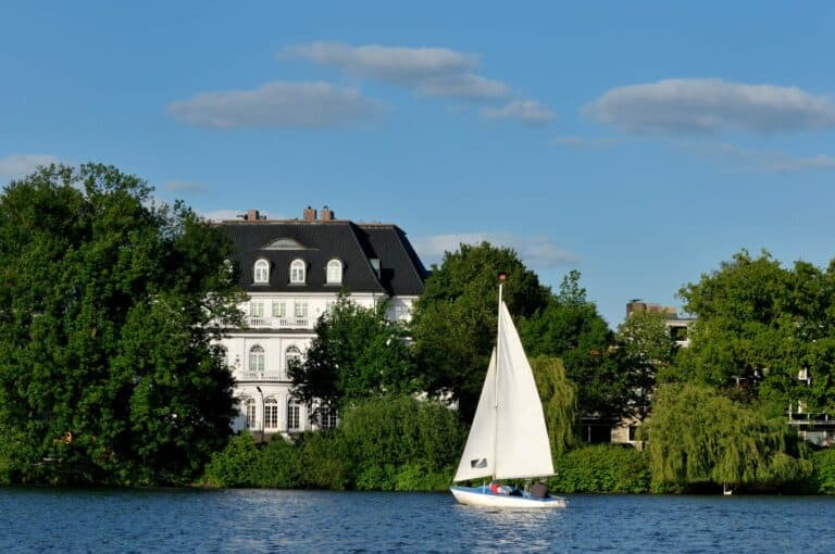 Segelboot auf der Alster